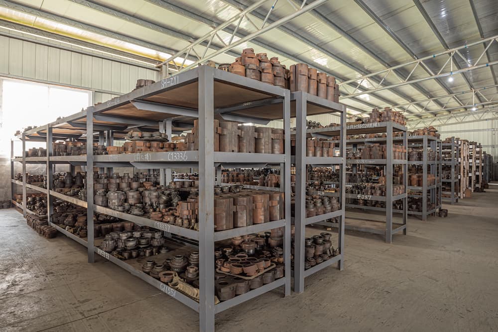 桌面上的模具设计图纸