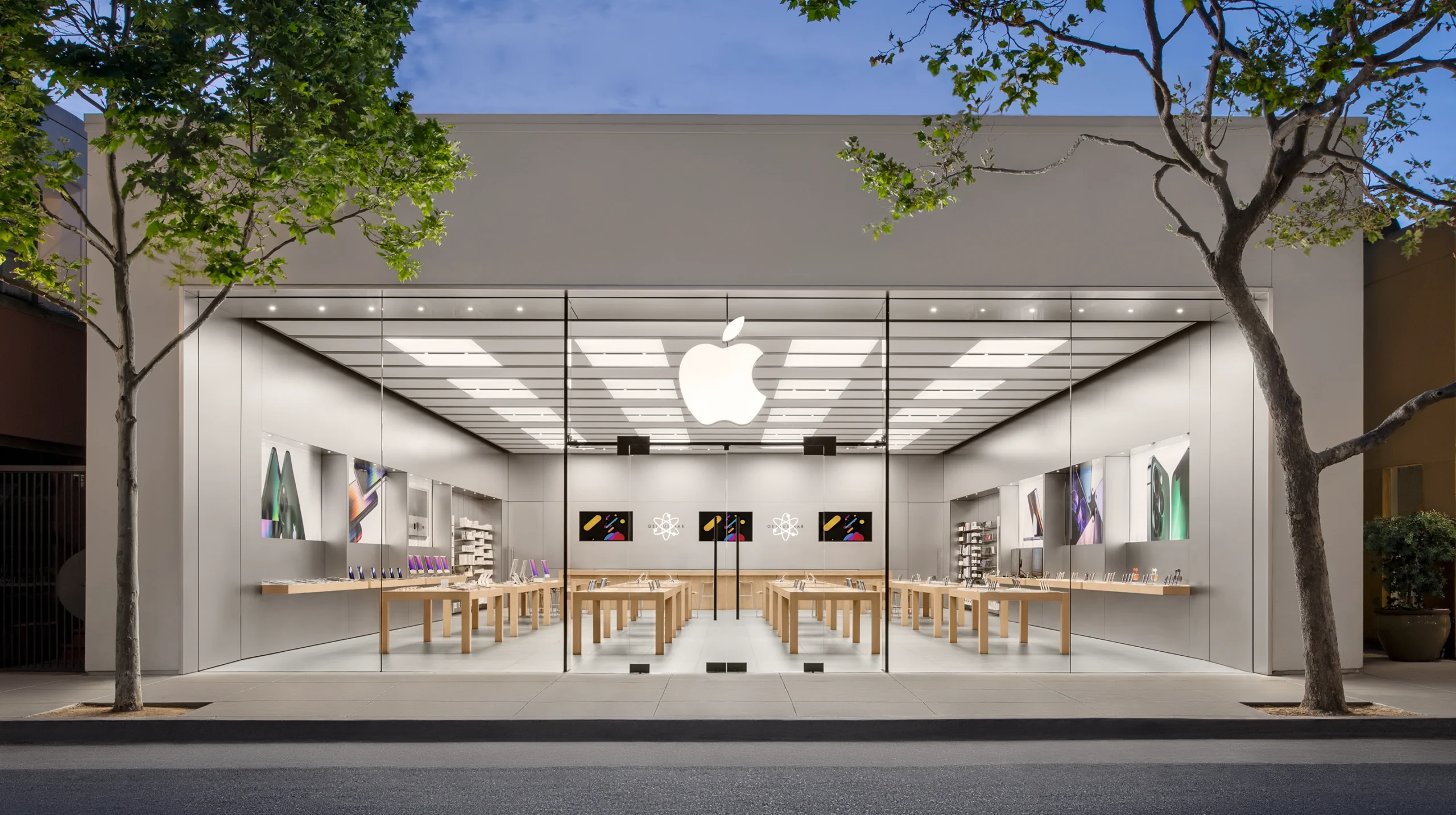 Apple Store, the iconic minimalist design